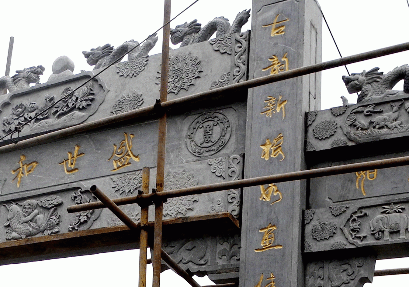 石雕牌坊雕刻的圖案有，中間雕刻的是娃娃抱魚、富貴牡丹浮雕，橫聯(lián)是錦繡六龍和盛世和諧兩邊雕刻的是五福捧壽浮雕，小門上雕刻的是吉祥如意，石雕大象和如意組成的吉祥如意圖案，小門橫梁最上面雕刻的是鹿鶴同春吉祥浮雕。