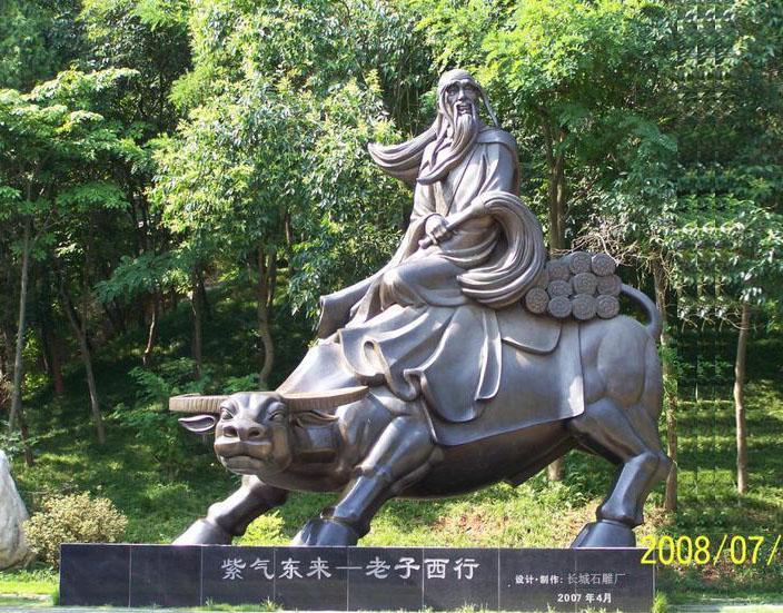 石雕老子像，這尊老子雕塑作品高兩米多，造型突出了老子的思想境界