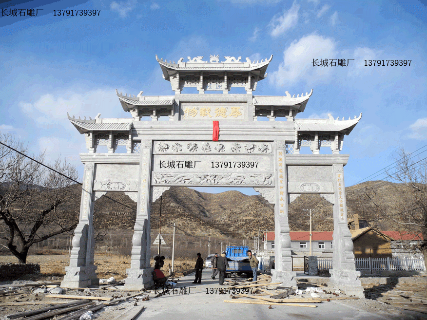 這是安裝在村莊上的石牌坊，雕刻圖案精美，有吉祥八寶雕刻、二龍戲珠雕塑等圖案，這座大門整體氣勢不錯