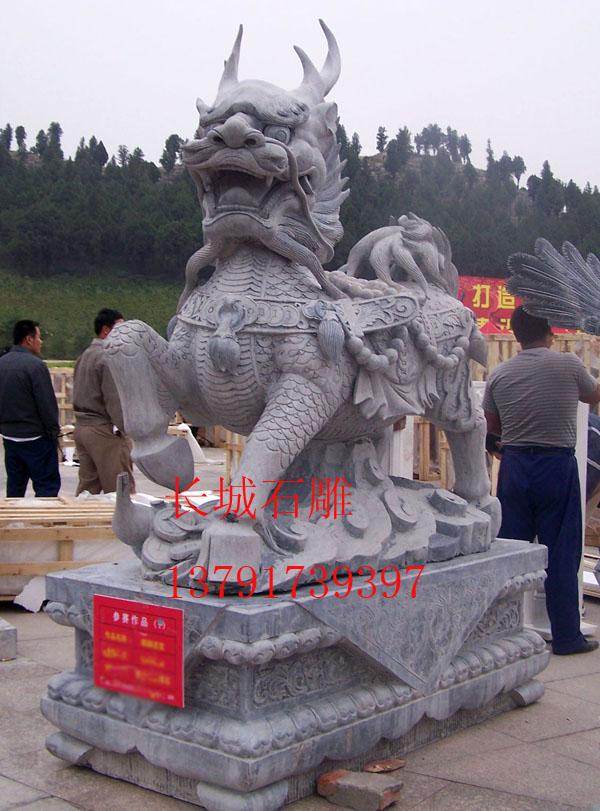 石雕麒麟雕刻工藝精美，有吉祥聚財?shù)淖饔茫部梢曰贰＿m合安裝在大門口。