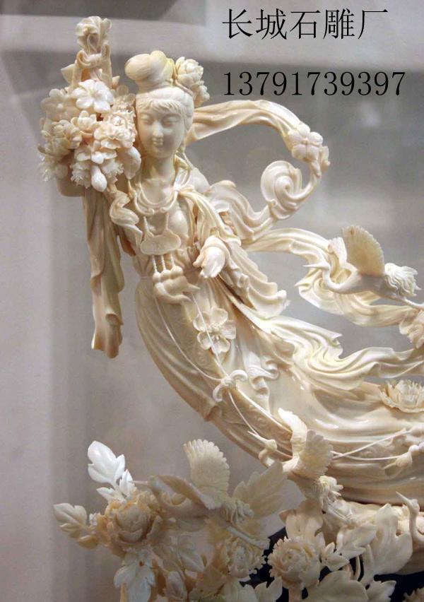天女散花石雕雕刻作品高80厘米，寬60厘米，北京房山漢白玉料。作者對(duì)于該作品，有著自己的評(píng)論：“她的獨(dú)到之處是能體現(xiàn)她的身材。以前咱們見(jiàn)的都是特別臃腫，她這個(gè)呢，根據(jù)東西方結(jié)合，它把人體能體現(xiàn)出來(lái)了，能看出她身體的走向，有動(dòng)感。對(duì)雕塑工藝的要求也較高，絲絲縷縷的，是透雕，特別飄逸，飄逸感特別強(qiáng)。”正如作者自己所言，該作品很多部位采用了透雕，對(duì)石雕雕刻藝人們的刀工要求是比較苛刻的。只見(jiàn)天女微微彎曲的身軀，按照人體比例和結(jié)構(gòu)進(jìn)行塑造，身材苗條，腰肢纖細(xì)，左手提著花籃，右手正在輕散鮮花，面部露出淡淡的笑，顯得雅致恬美。