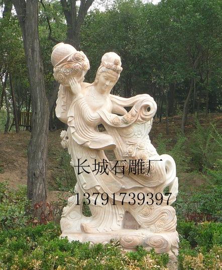 正如作者自己所言，該作品很多部位采用了透雕，對(duì)石雕雕刻藝人們的刀工要求是比較苛刻的。只見(jiàn)天女微微彎曲的身軀，按照人體比例和結(jié)構(gòu)進(jìn)行塑造，身材苗條，腰肢纖細(xì)，左手提著花籃，右手正在輕散鮮花，面部露出淡淡的笑，顯得雅致恬美