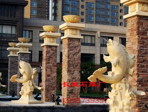 安裝在小區內的石雕鯉魚