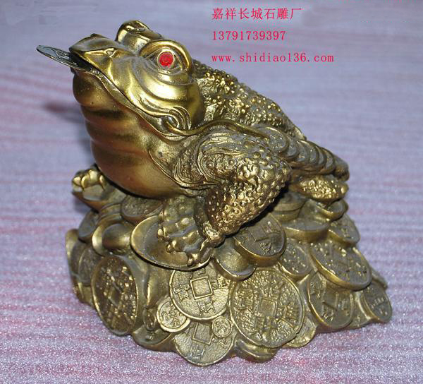 石雕金蟾所居之地，都是聚財(cái)之寶地，宅內(nèi)擺放石雕金蟾，有吸財(cái)、吐財(cái)、聚財(cái)、鎮(zhèn)財(cái)?shù)淖饔茫墙?jīng)商最好最能旺財(cái)運(yùn)的吉祥物。神獸嘴銜兩串銅錢，所吐的錢便是旺財(cái)?shù)模鉃?quot;招財(cái)進(jìn)寶、一本萬(wàn)利"！