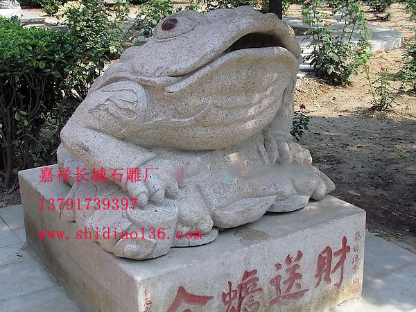 石雕金蟾可以為主人吸來(lái)四方之財(cái)運(yùn)。