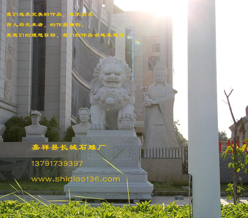 石雕獅子有著很好的吉祥作用和風(fēng)水作用，石獅具有鎮(zhèn)宅、化煞、招財(cái)?shù)燃樽饔谩? width=