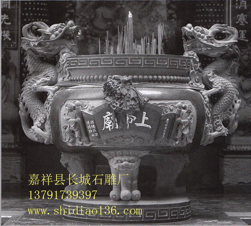石雕香爐的用途還在于其是承接佛教香火的一個主要方式，我們通常對一座寺院的看法都是通過對香火旺不旺盛來進行的，而且在歷史的演變中，有時候它的存在就是我們佛教歷史的一個見證，它在時間的變遷中看慣了塵世的紛擾，帶我們一起領略佛教的深厚文化底蘊。