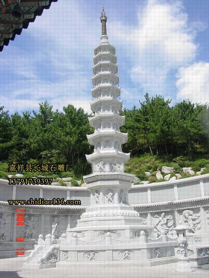 石雕佛塔-隨著佛教進(jìn)入中國之后也經(jīng)歷了一個(gè)中國化的歷程，印度的風(fēng)格早在漢朝時(shí)期就被改造為多層樓閣式的形態(tài)。佛塔最初的材料是木材，建在佛寺的正中央，佛寺中最主要的建筑。