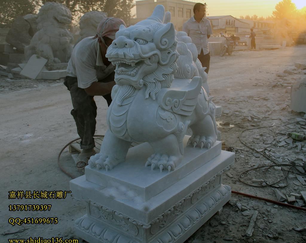 因為貔貅它有著很強的招財的能力，所以在我們建國的時候，把貔貅作為我們國家中央銀行的一個行標、一個吉祥物。在我們國家的中央銀行總部的門前就有著這樣一個用石頭雕刻的貔貅，讓它招財進寶。