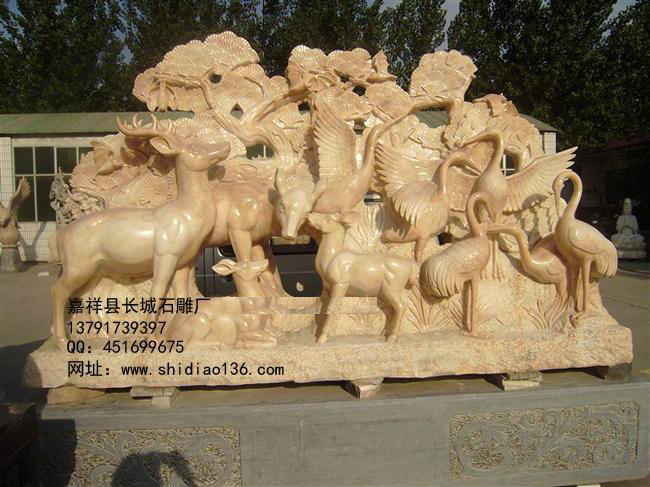 石雕鹿和鶴都是風水中代表健康長壽的靈物。鹿童、鶴童仙子是老壽星南極仙翁壇下的高徒。“鹿鶴銜芝”吉祥物，梅花鹿臥一大壽桃旁，一仙鶴并立，鹿鶴共同銜一顆靈芝仙草。寓示延年益壽、健康吉祥、永葆青舂。